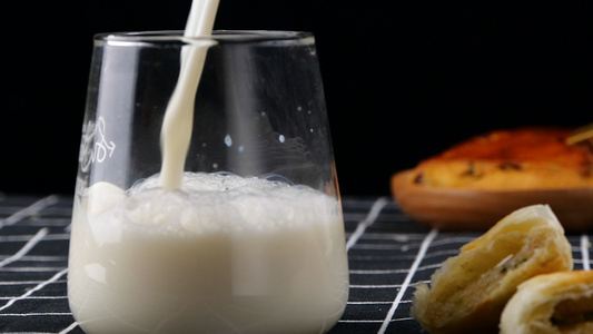 升格早餐倒牛奶鲜奶纯牛奶视频