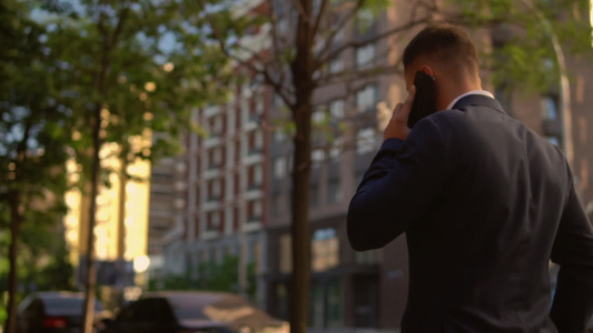 男性在城市里通过流动电话交谈视频