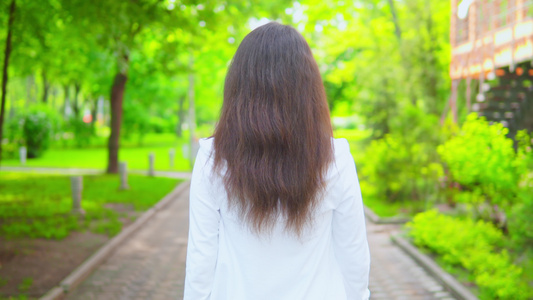 街上走着女人转过身去视频