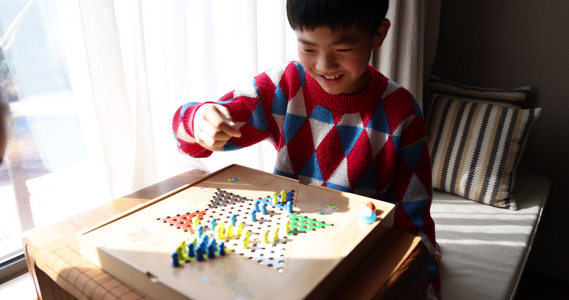 中国小孩在窗边下棋跳跳棋视频
