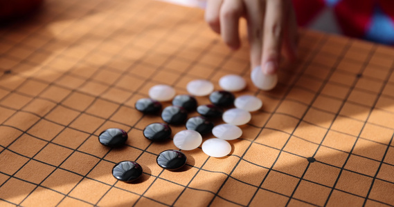 中国小孩在窗边下棋围棋视频