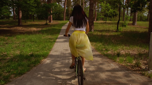 骑自行车骑自行车的女性日光视频