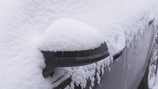 雪中覆盖的后视镜视频