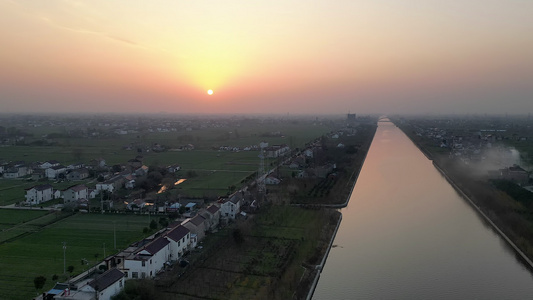 平原乡村日落运河上的延时摄影视频