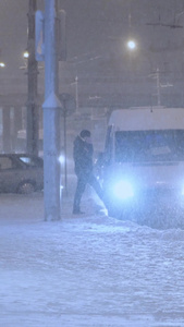寒冬暴风雪天气夜晚城市道路公共交通视频
