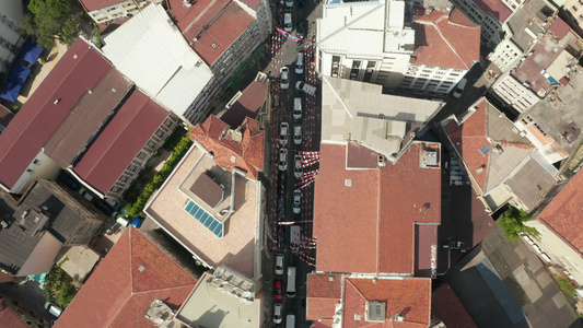 从空中鸟眼向上俯视4k的视角看典型的街道和屋顶4k视频