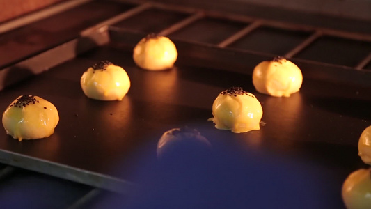 甜品师厨师烤箱烘焙蛋黄酥视频