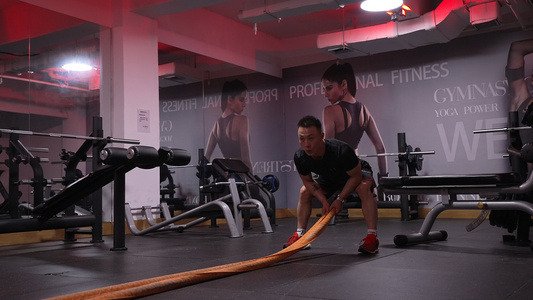 4K健身房里的男性做战绳训练视频