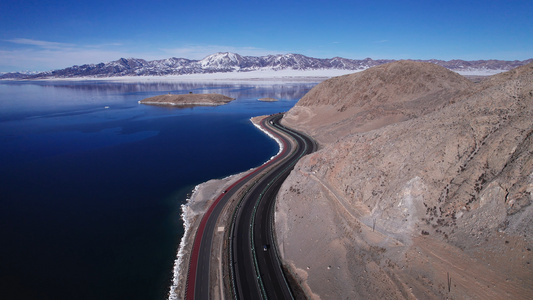 赛里木湖蓝色水面和公路视频