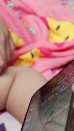 小孩躺着看手机危害身心健康实拍实拍儿童看手机10秒视频