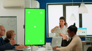 在绿屏展台展示的会议室中站着的实干领导人15秒视频