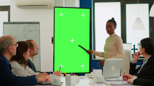 参加开办办公室的多样化妇女以绿屏幕显示方式讨论战略15秒视频