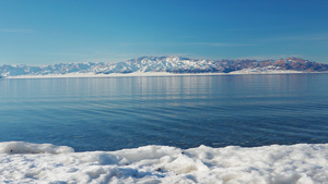 冬季赛里木湖蓝色水面15秒视频