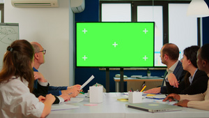 绿色屏幕已准备好供演示放在办公桌前10秒视频