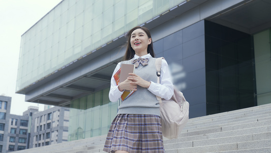 大学女生下台阶走出图书馆视频