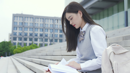 大学女生坐在台阶上看书视频