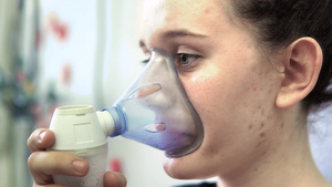 患有哮喘问题的女童在她脸上戴面罩12秒视频