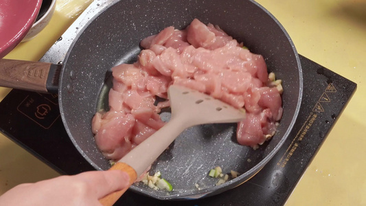 翻炒鸡胸肉鸡肉片视频