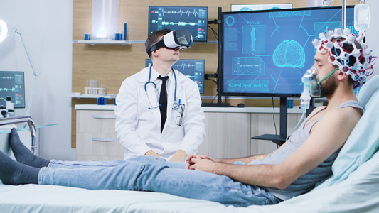 在一个现代脑分析设施内戴虚拟现实护目镜的医生视频