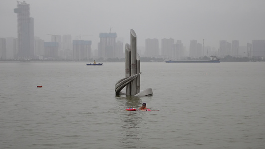 长江中下游防汛期间淹过警戒水位标识的江水城市内涝素材视频