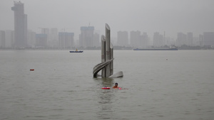 长江中下游防汛期间淹过警戒水位标识的江水城市内涝素材22秒视频