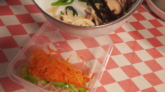 饭盒打包石锅拌饭食材各种蔬菜装饭盒视频