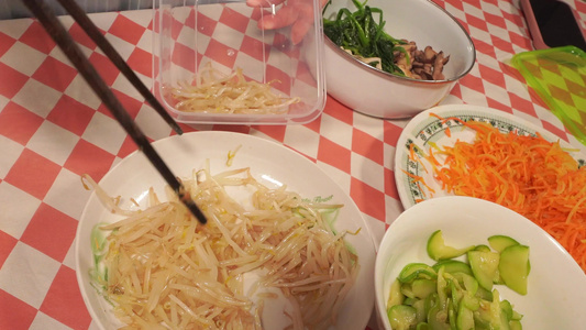 饭盒打包石锅拌饭食材各种蔬菜装饭盒视频