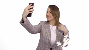穿着西装的金发女人在用智能手机拍照17秒视频