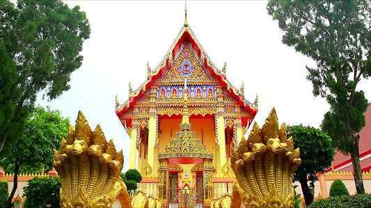 Chonburithailand的佛教寺庙墙上7头长视频