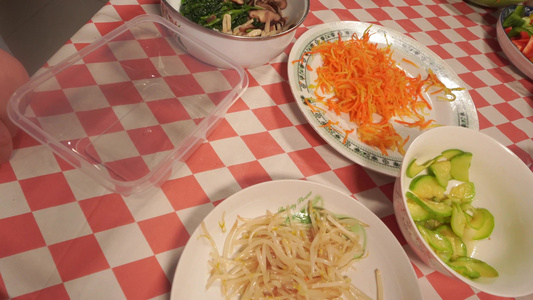 饭盒打包石锅拌饭食材各种蔬菜装饭盒视频