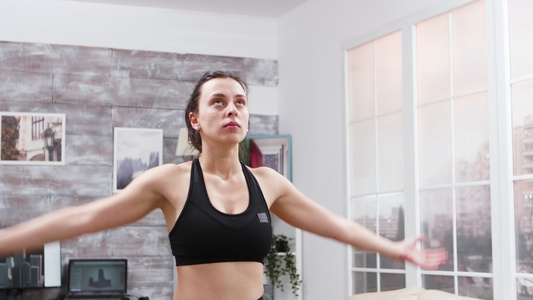 体格健康的女性在锻炼中呼吸和呼吸视频
