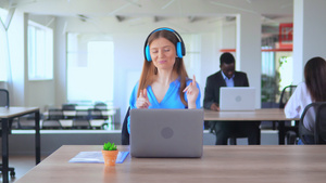 创业公司开放空间办公室戴着耳机开心的上班摸鱼18秒视频