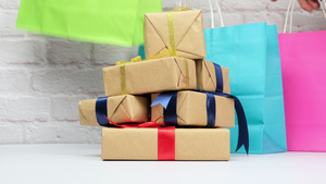 包裹在棕色纸上并绑有丝带的长方形礼品盒带有弓和白色13秒视频
