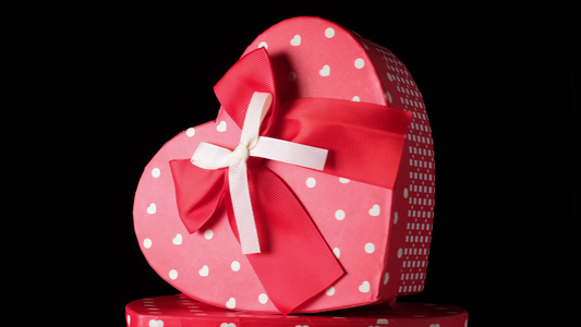 红红心形纸板盒背黑底领弓假日礼物转身视频