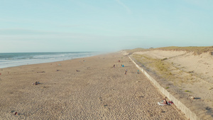 人们在阳光明媚的一天享受沙滩14秒视频