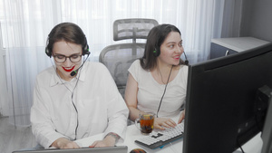 两名女性呼叫中心操作员在合作的画面照片9秒视频