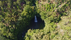 巴厘岛山涧中的瀑布9秒视频