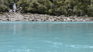 新西兰的绿松石水和瀑布26秒视频