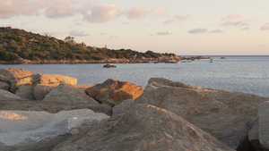 日落时的岩石和海洋13秒视频