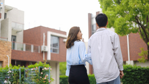 情侣小区内女生看到男生手中的钥匙后心情激动22秒视频