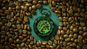 清晨咖啡豆在桌上的时空袋表16秒视频