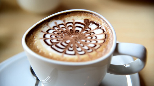 模糊聚焦点至热卡布奇诺咖啡配有漂亮的型式泡沫视频