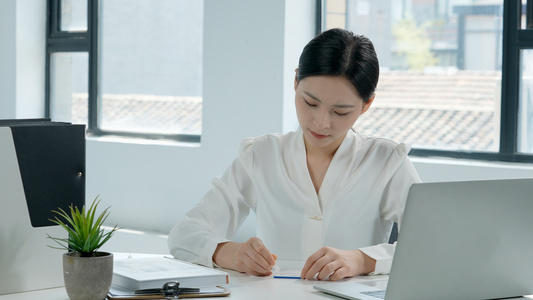 女员工将抗原自测的试剂滴在检测盒中视频