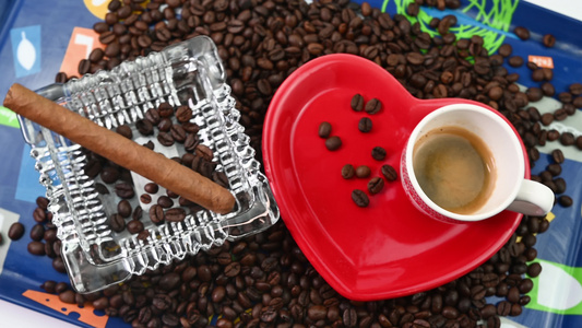咖啡豆配有心形茶杯和碟子视频