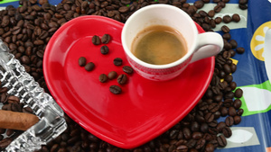 咖啡豆配有心形茶杯和碟子6秒视频