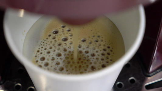 在机器里准备咖啡咖啡或卡布奇诺饮料视频