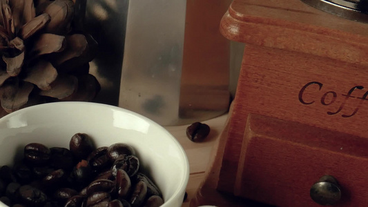 咖啡豆在白杯中在木制桌子相机移动视频