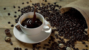 咖啡豆上的一杯糖浆23秒视频