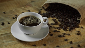 洒在木板上的咖啡豆和黑咖啡30秒视频