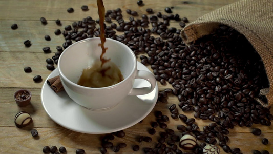 热黑咖啡慢慢倒入咖啡杯中视频